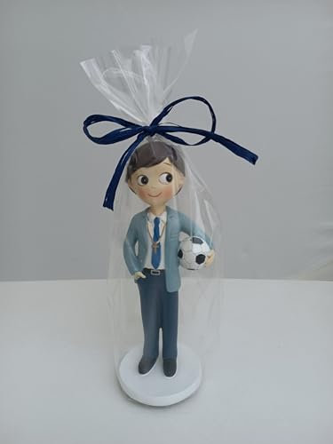 Statuetta di torta comunione bambino con abito giacca, rosario e pallone da calcio. Bambola per torta di prima comunione bambino calciatore