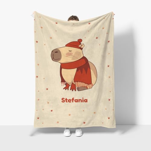 fotobar Wohndecke mit Namen personalisierbar, Kuscheldecke, niedliche Namensdecke mit Capybara, Geschenkidee Geburtstag Motiv Capy Wintermütze 140 x 200 cm
