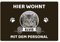 Geschenke 24 | Fußmatte personalisiert Hier wohnen Katzen (Braun - 1 Katze, Ohne Rand - 60x40cm) | mit Wunschfoto und Namen Bedruckt | lustige Schmutzfangmatte für Katzenliebhaber | Haustür