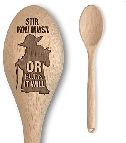 Alien Space Wars inspirierter Holzlöffel - Stir You Must, or Burn it Will Inschrift - Lustiges Parodie Kochen Backen Geschenk für Männer & Frauen - Inoffizieller Fanartikel (Stir You Must)