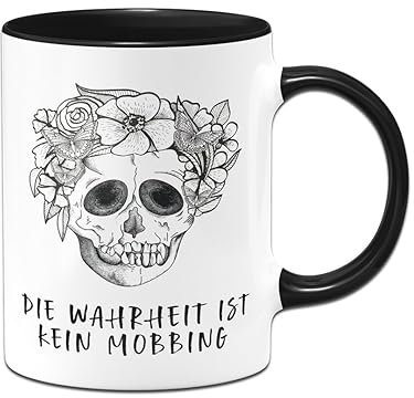 Tassenbrennerei Totenkopf Tasse mit Spruch - Die Wahrheit ist kein Mobbing - Totenkopftasse lustig - Kaffeetasse als Bürotasse für die Arbeit (Schwarz)