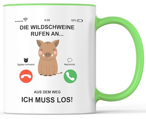 Kaffeebecher mit Spruch Die Wilschweine rufen an Jagd Jäger Jagdhütte - lustiges Geschenk - Kaffeetasse als Geschenkidee - Becher bzw. Tasse 330ml - Weiß-Grün