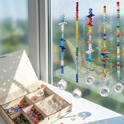 RUBY Sonnenfänger Kristall Bastelset im Holzbox Set – DIY Fenster Deko mit Kristallkugeln, Perlen & Zubehör für mindestens 12 Anhänger, Kindergeburtstag Basteln, Fensterdeko Lichtfänger, Garten Deko
