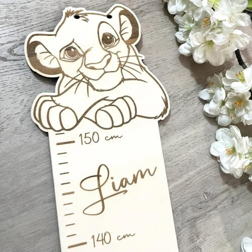 NoriKids Holz Messlatte mit Namen - 60-150 cm – Motiv Löwe | Individueller Messstab für Kinder – personalisierte Geschenke zur Geburt, Taufe & Geburtstag – Wanddeko Kinderzimmer