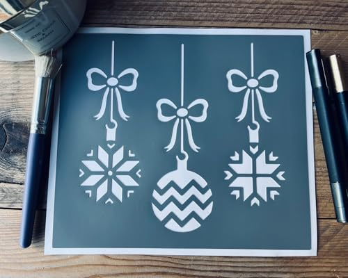 Pochoir Noël, Motif Trois Boules de Noël & Noeuds, PVC Souple, Réutilisable, 22 x 20 cm. Multi supports, bois, vitre, fenêtre. Déco de Noël, Décoration DIY, Maison, Carte Fête Noël (pochoirsdeco.fr)