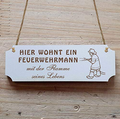 Schild « HIER WOHNT EIN FEUERWEHRMANN MIT DER FLAMME SEINES LEBENS » 15 x 5 cm - Mit Motiv - Dekoschild Holzschild Türschild - Feuerwehrauto