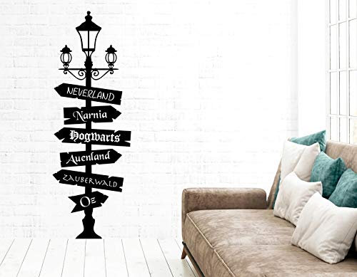 tjapalo® pkm538 Wandtattoo Wegweiser Fantasy Wegweiser Fandom Wandaufkleber Lampe mit Schildern nach Oz, Neverland, Narnia, Hogwarts, Auenland, Größe: H160xB55cm (sehr groß), Farbe: schwarz