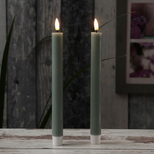 MARELIDA LED Stabkerzen Echtwachs Deluxe Homeart Dinnerkezen Tafelkerzen Spitzkerzen mit realistischer 3D Flamme mit Wachsspiegel salbeigrün Indoor (2 Stabkerzen H: 24cm)