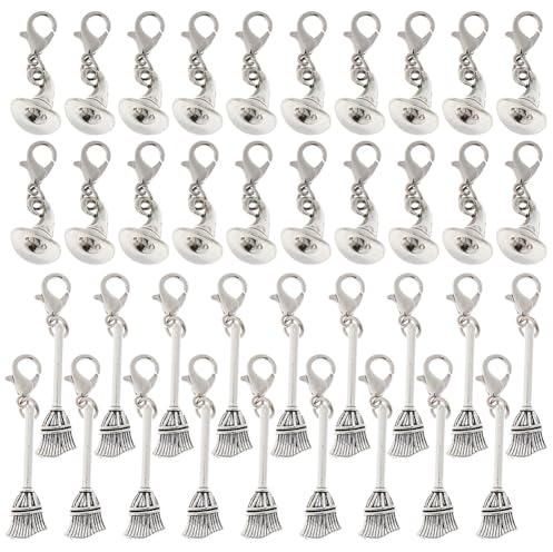 SUPERFINDINGS 40 Stück Hexenhut Anhänger Im Tibetischen Stil Besen Schmuckanhänger Set Aus Legierung Mit Karabinerverschlüssen (Antiksilber) Für Selbstgemachten Schlüsselanhänger 25~39mm