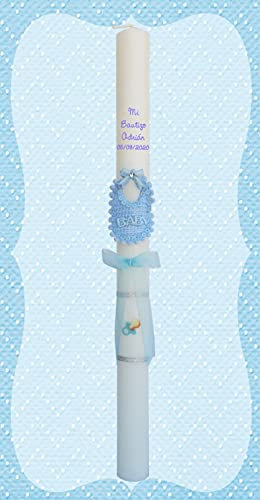 VELA (CIRIO) PARA BAUTIZO DE CERA BLANCA. MEDIDA 3 x 40CM DECORADA CON MINI BABERO DE TELA AZUL, CHUPETE ADHESIVO Y LAZO ORGANZA (PERSONALIZADA)