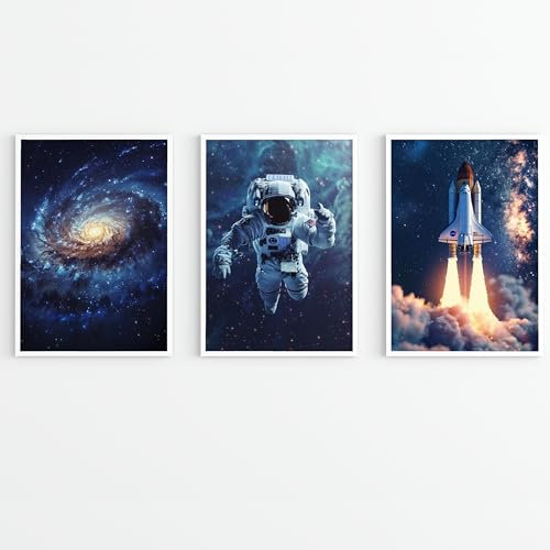 MJ-GRAPHICS® - Poster Set Weltraum Kunstdruck Astronaut Bilder, Poster NASA, Bilder Kinderzimmer Deko Junge, 3xA4 Bilder Wohnzimmer, Bilder Schlafzimmer, Planet, Physiker Universum Rakete ohne Rahmen