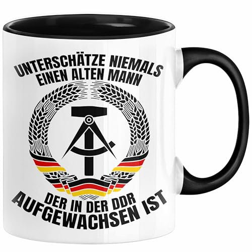 DDR Mann Tasse Geschenk Unterschätze Niemals Einen Alten Mann Der In Der DDR AufgewachsenIst Kaffee-Becher (Schwarz)