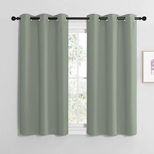 NICETOWN Rideaux et Draperies Intérieurs Occultant Thermique Court Petit Panneaux à Oeillets Decoration Chambre Maison Cuisine, L107xH120cm, Sauge Vert, 2 Pièces