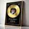 DUOMIO Goldene Schallplatte personalisiert inklusive edlem Rahmen | 3 Größen, Design, Hintergrundfarbe frei-wählbar| High-Quality Druck
