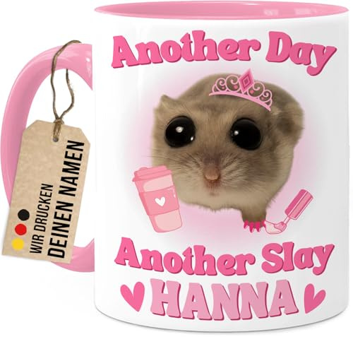 Tassenliebling® Sad Hamster Tasse personalisiert mit Namen - Rosa - Meme Lustige Tasse - Another Day Another Slay - Geschenkidee für Frauen, Freundinnen & Kolleginnen - Abschiedsgeschenk