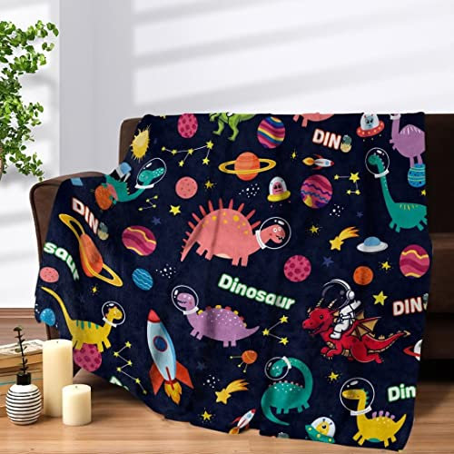 Dino Decke Kuscheldecke für Jungen Kinder Geschenke Weich Weltraum Dinosaurier Flauschige Decke Rakete Dino Plüsch Flanell Fleecedecke Dinosaurier Wohndecke Überwurfdecke für Sofa Couch Deko 130x152cm