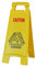 Schild mit Aufschrift Caution Wet Floor, hellgelb, rutschig, wenn nass