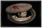 speecheese Gruselige Mumie unter Kanaldeckel Fußmatte XXL in 50x75 cm - Komm doch rein Horror Fußmatte XXL in 50x75 cm mit herausquellendem Auge Halloween Deko mit Blut Gruselig und