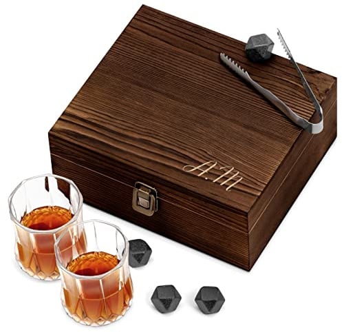 Maverton Set di Pietre da Whisky, cofanetto con incisione personalizzata | 8 cubetti di ghiaccio + 2 bicchieri, in granito, riutilizzabili, idea regalo uomo, iniziali