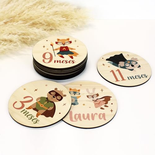 DEHOME - Placas Cumplemes Personalizadas con Nombre - Tarjetas Hito Bebé Madera Pino Natural 4mm - Impresión Directa sobre la madera - Regalo para Recién Nacido Hecho en España (Superhéroes, Español)