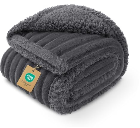 luciphia Couverture Imperméable pour Chien Gris foncé S(71x100cm) | Plaid Lavable en Machine,Adaptée Aux Chats et Aux Chiens,Couverture Polaire Sherpa Douce Moelleuse Qui Protège Lits Canapés