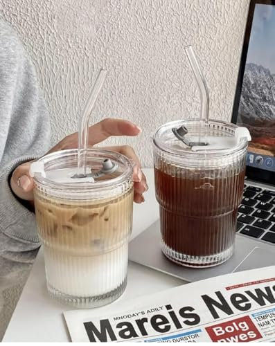 Pavlleen 2 Stück 400ml Glasbecher mit Deckel und Strohhalm,Geriffelte Glasbecher,Eiskaffee Gläser,Luftdicht Wasserdicht Design Kaffeebecher Travel Mug für Saft,Smoothie,Wasser,Tee