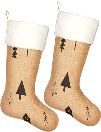 BRUBAKER Großer Weihnachtsstrumpf zum Befüllen und Aufhängen - 52 cm Nikolausstrumpf für Weihnachten und Nikolaus - Weihnachtsdeko Strümpfe Weihnachtssocken aus Jute - Haus im Wald - 2er Set