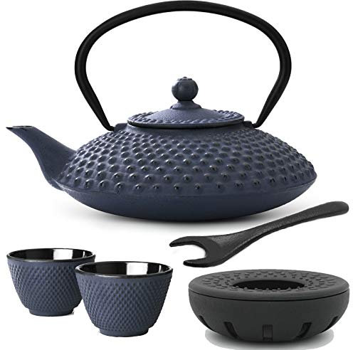 Teekanne Induktion asiatisch Gusseisen Set 1.25 Liter - blaue Gusskanne mit Henkel & Edelstahl Tee-Filter Sieb-Einsatz für losen Tee & 2 Teebecher (Tassen) gusseisernen Stövchen & Deckelheber