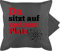 Shirtracer Kissenbezug - Statement Kissen mit Sprüchen - Du sitzt auf Meinem Platz - 50 x 50 cm - Grau - sofakissen Bedruckte+Kissen+mit+Spruch Spruch Mein kuschelkissen frechem kissenhülle sprüche
