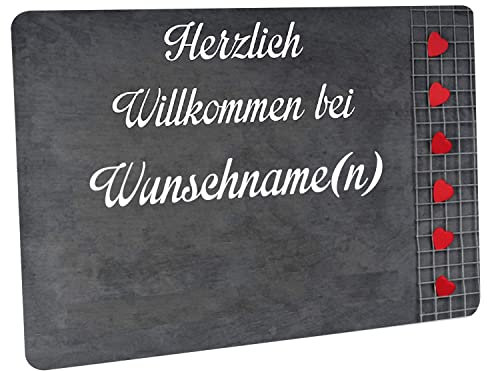 Creativ Deluxe Fussmatte mit Wunschnamen/Wunschtext - Herzlich Willkommen - 6 Rote Herzen - 60x40 cm - Gummi Rückseite/rutschfest - Filzoberfläche - Bedruckte Türmatte - Innenmatte - Schmutzmatte