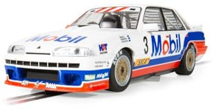 Scalextric Cars – C4549 Holden VL Commodore – Spa 1987 – Holden Dealer Team – Spielzeug-Schlitzauto zur Verwendung Rennstrecken – Geschenkideen für kleine Kinder, White