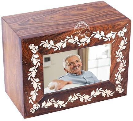 Hind Handicrafts Urne funéraire en bois de rose gravée avec bordure en bois de rose pour cendres humaines adultes – Urne funéraire fabriquée à la main – Urne Columbarium (630 cm cubes, blanchie à la