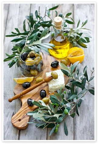 Grüne und schwarze Oliven mit einer Flasche Olivenöl Poster 20 x 30 cm Geschenkideen Wanddeko