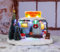 Spetebo LED Weihnachtsstadt Szene Baumverkauf - 25 cm - Weihnachtsdeko mit bunten LED beleuchtet Batterie betrieben - Weihnachtsdorf Tischdeko Fensterdeko