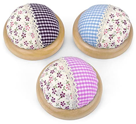3 Florale Vintage Nadelkissen mit hellem Holzteller (Ø 7 cm), kariert und geblümt