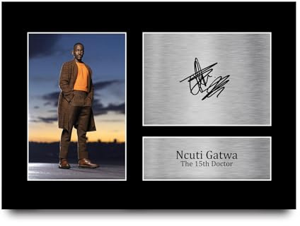 HWC Trading A4 Ncuti Gatwa 15th Doctor Dr Who Geschenke Gedrucktes Signiertes Autogramm Foto für Fans von Fernsehshows - A4
