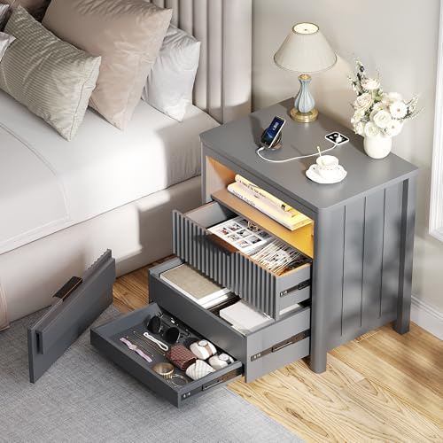 Gurexl 60 cm Breite Nachttisch mit Ladefunktion für Schlafzimmer,LED Nightstand mit Versteckte Schublade und USB Type-C,Bauernhausstil Beistelltisch mit Geheimfach für Boxspringbett,Büro,Grau