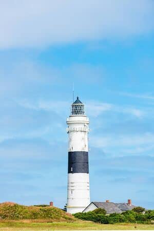Acryl-Bild 30 x 50 cm: Leuchtturm schwarz weiß auf der Düne vertikal. Konzentrieren Sie sich auf den Hintergrund mit Leuchtturm.(127484510)