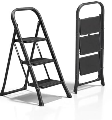 HYTAMA TOOLS Scala Scaletta 3 Gradini Pieghevole Black Mini, Nero con Piedini Antiscivolo, Struttura in Acciaio, Leggera, Multiuso, Certificata EN14183 Portata 150Kg