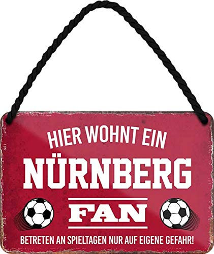 WOGEKA ART Retro Blechschild - Hier wohnt ein Nürnberg Fan Fußball - witziger Spruch Geschenk-Idee Geburtstag Weihnachten Deko 18x12 cm Vintage-Design Hänge-Schild Metall HS32
