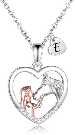 Kraven Collier Fille et Cheval pour Femme Fille Lettres Initiales Coeur Pendentif Collier Cadeaux de Amoureux des Chevaux et Fille Chaîne Bijoux (E)