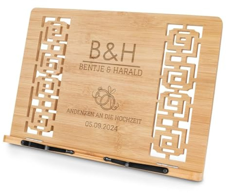 Maverton Bambus Leseständer mit Gravur, Buchhalter personalisiert faltbar | Mit 2 Seitenhalter, 5-stufig verstellbar, Kochbuchhalter, für Paare, aus Bambus, Farbe: Hellbraun, Hochzeit