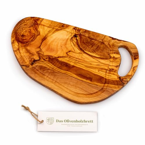 DAS OLIVENHOLZBRETT® Servierbrett mit Saftrille und Henkel, Naturschnitt- und Form, kann Rinde am Rand haben ca. 35cm