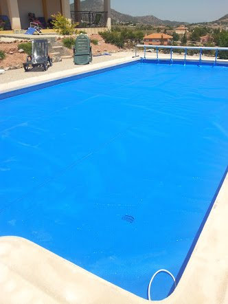 INTERNATIONAL COVER POOL Bâches Solaires pour Piscine 4x9 m Geo Bubble 400µ (avec lisières dans Les côtés étroits + Acier Inoxydable + Oeillets tendeurs dans Les Coins)