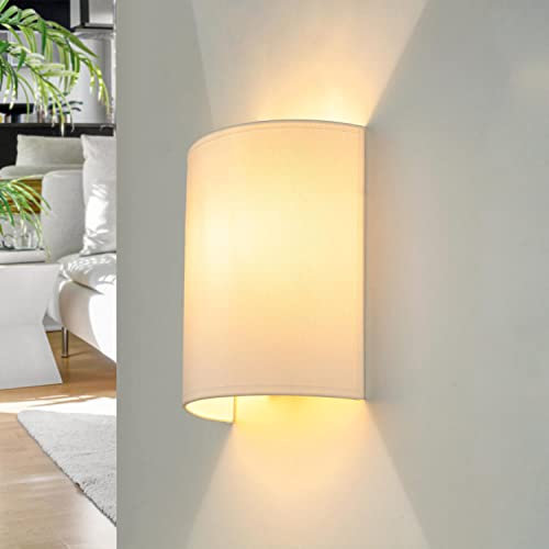 Licht-Erlebnisse Wandleuchte aus Stoff in Weiß für Wohnzimmer Schlafzimmer T:9,5 cm E27 Up & Down halbrund blendarm gemütliche Flur Wandlampe ALICE