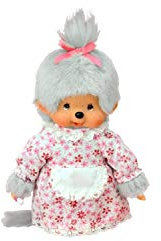 Sekiguchi 233150 - Original Monchhichi Großmutter, Plüschfigur mit Blümchenkleid, Schürze und Zopf mit Schleife, ca. 20 cm großes Kuscheltier aus grauem Plüsch