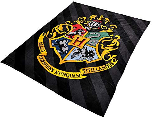 Elbenwald Harry Potter Kuscheldecke mit Hogwarts-Wappen Motiv Unisex 180 x 220 cm schwarz