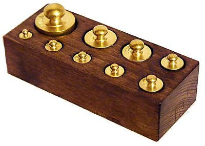 Dekorative Waagengewichte Serie Messing Holzsockel Kleine Größe 9 Gewichte