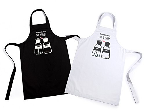 Herz & Heim® Schürzen Geschenk-Set zur Hochzeit - Zusammen sind wir wie Salz & Pfeffer - mit Namensaufdruck und Datum