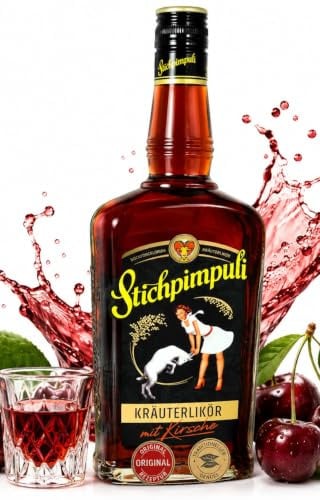 Stichpimpulibockforcelorum Original Kräuterlikör mit Kirsch – 0,7 L | Würziger Kräuter-Kirsch-Likör im Retro-Design – inkl. DDR Kochbuch & Geschenkkarte